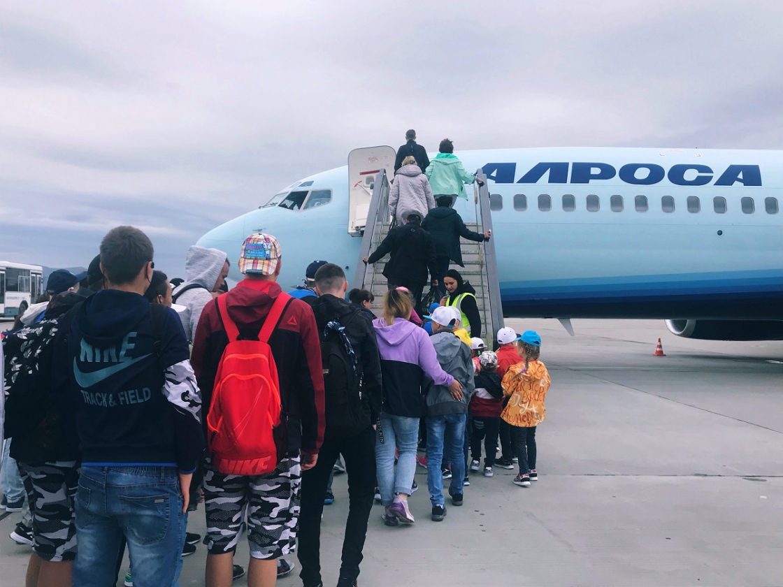 154 воспитанника четырех детских домов Магаданской области отправились на отдых в Краснодарский край