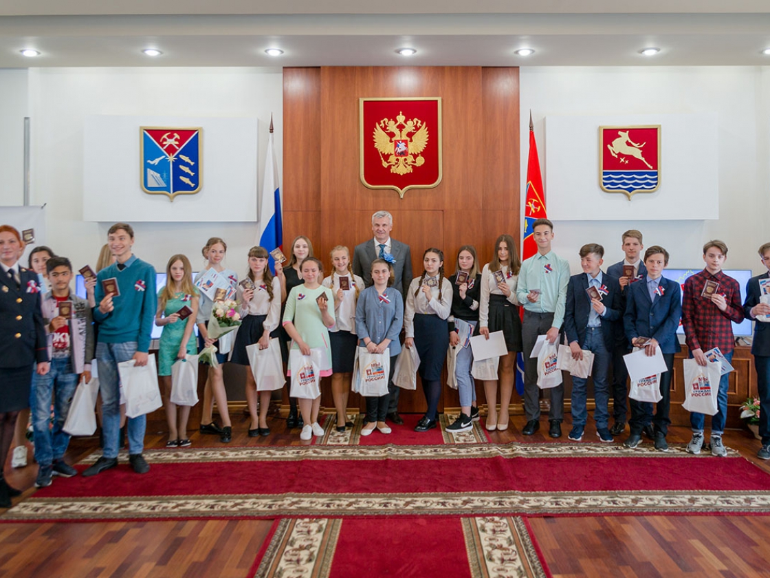 В День России Сергей Носов вручил паспорта юным колымчанам