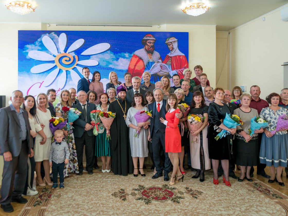 Сергей Носов вручил колымским семьям медали «За любовь и верность»