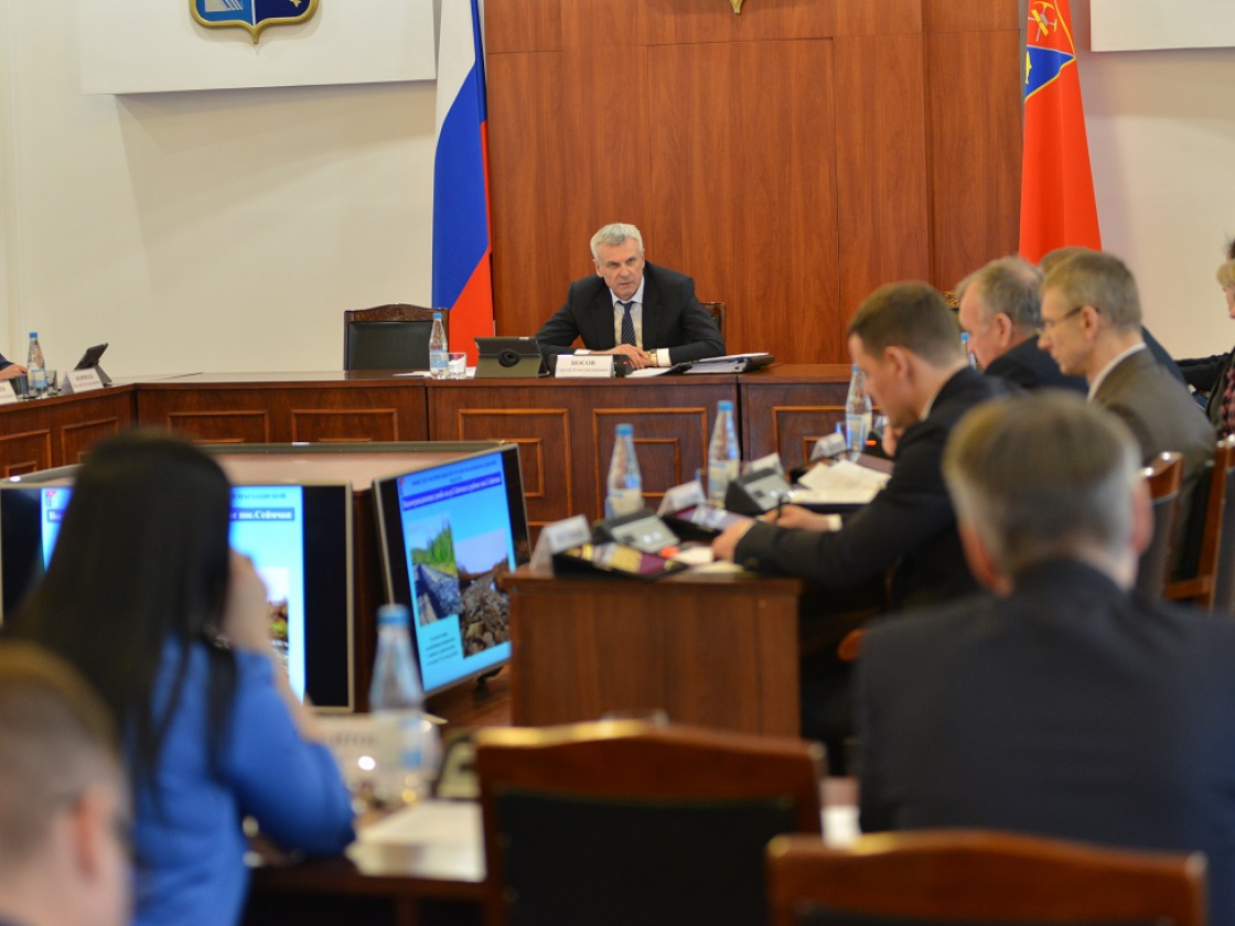 Губернатор Магаданской области провел заседание правительства